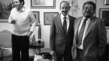 El presidente Andrés Manuel López Obrador presentó varios documentos que en su momento Héctor Aguilar Camín dirigió a "Don Carlos" (Salinas de Gortari). Foto: La Jornada.