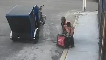 El sujeto desconectó el equipo, lo subió a su mototaxi y huyó justo cuando una persona salió del inmueble.