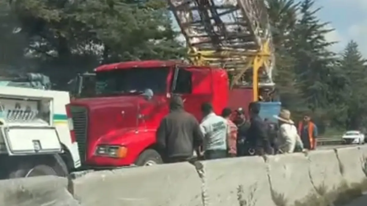 [VIDEO] Liberan bloqueo en la México-Toluca por tráiler atravesado