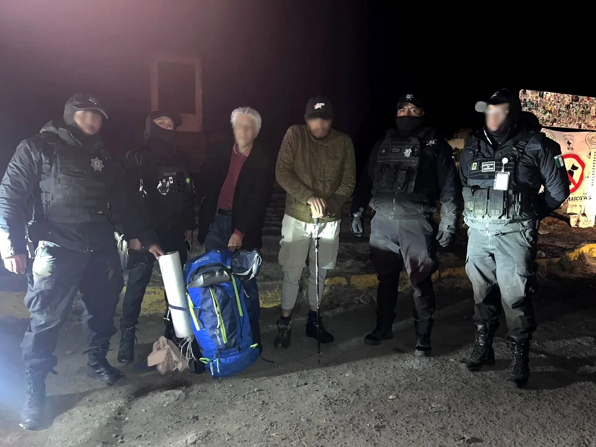 Policías de Alta Montaña rescatan a turista extraviado en el Iztaccíhuatl