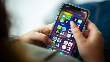 Especialista señala que es importante fijar horarios para uso de celular en vacaciones