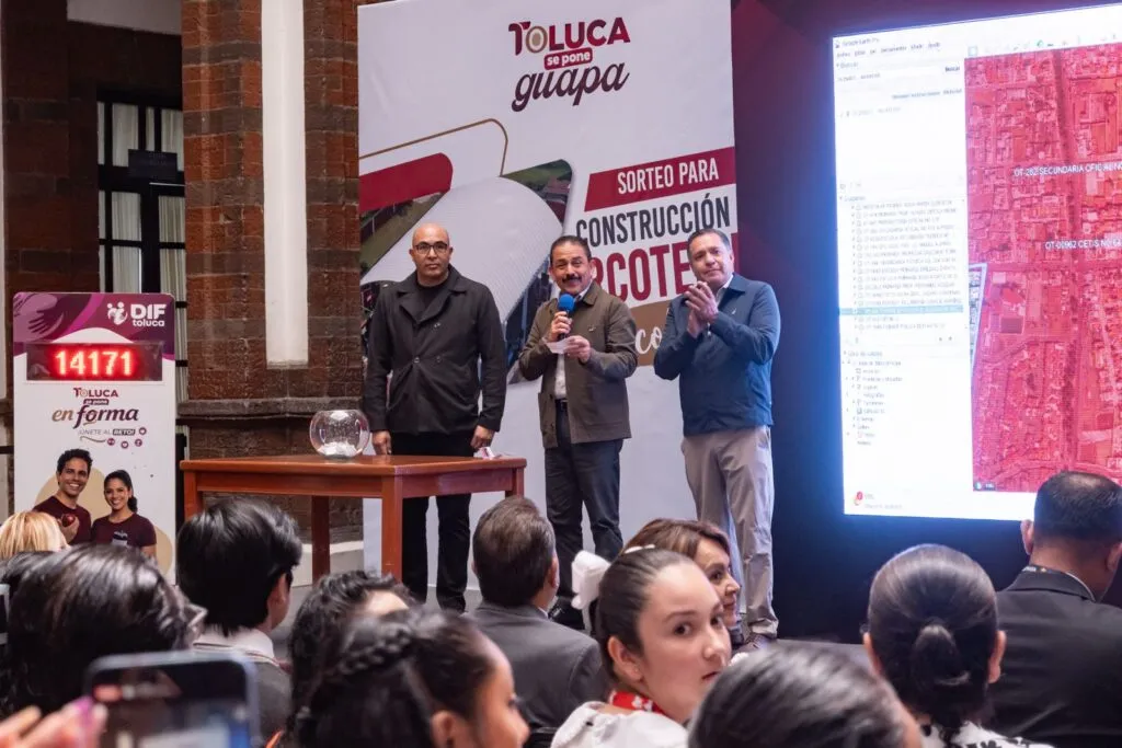 ¡Cumple Ricardo Moreno y rifa 10 techumbres a escuelas!