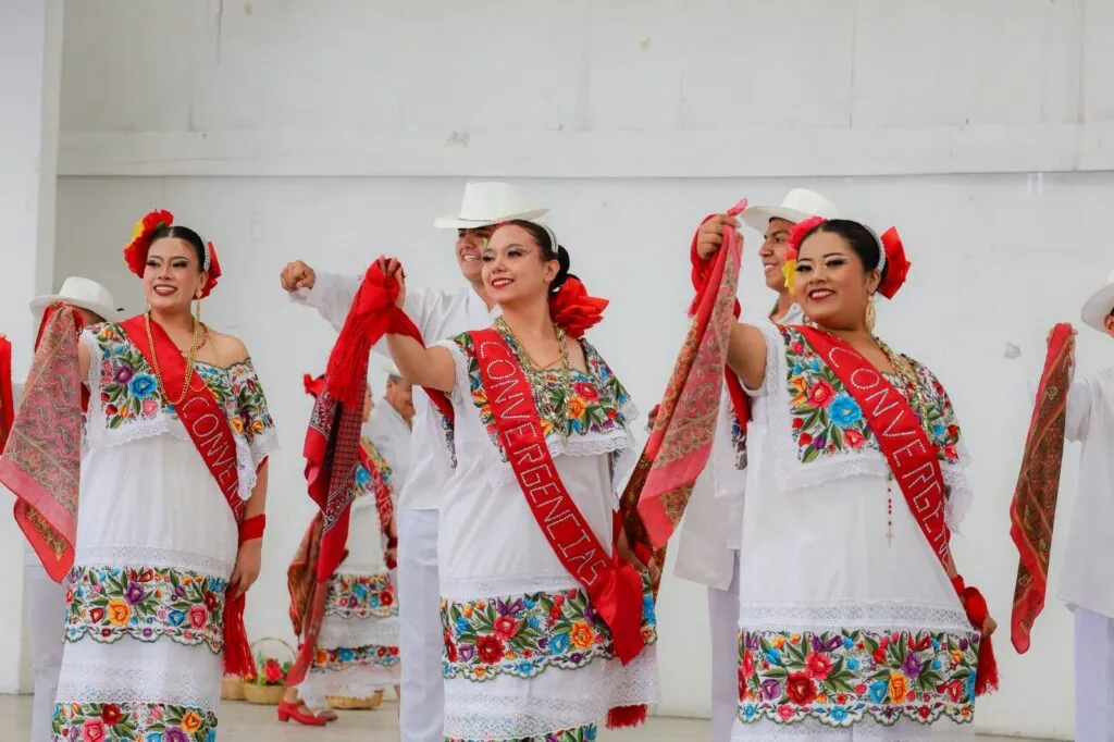 Gobierno de Texcoco rinde homenaje a la Compañía de Danza Convergencias por 46 años