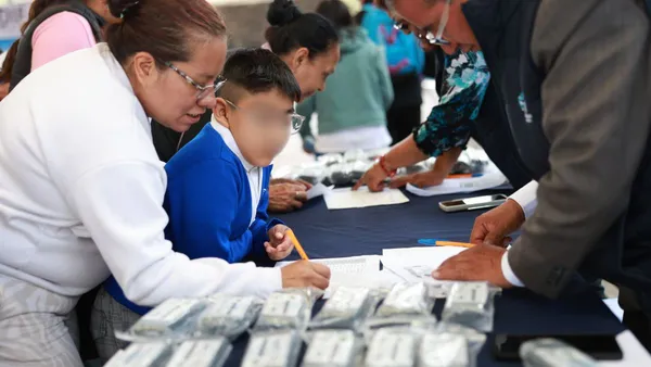 Huixquilucan continúa mejorando la visión de estudiantes con lentes gratuitos
