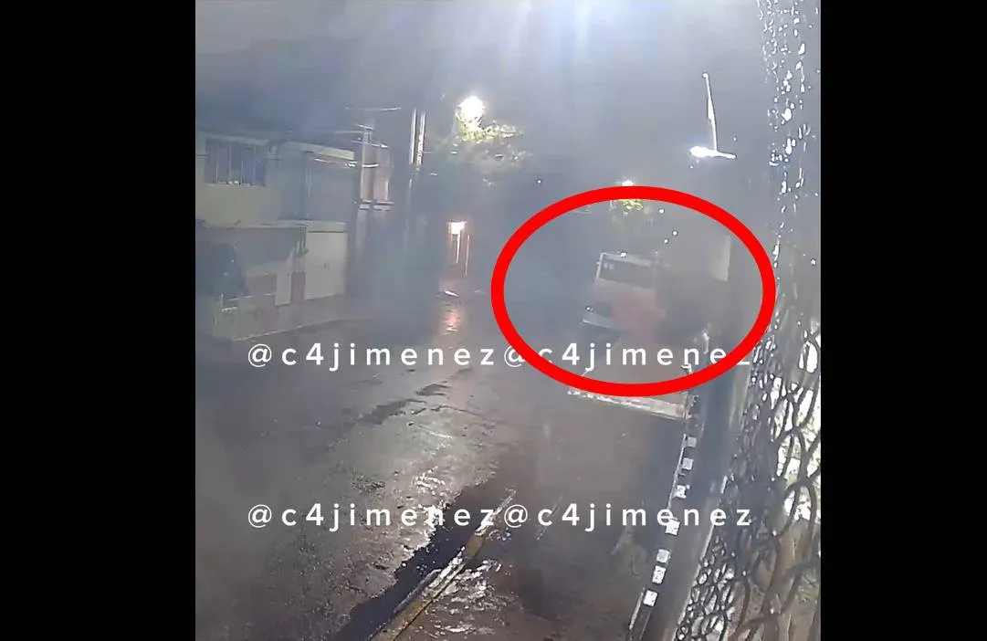 VIDEO: Tras golpear a esposa intenta huir y resbala de azotea en Neza