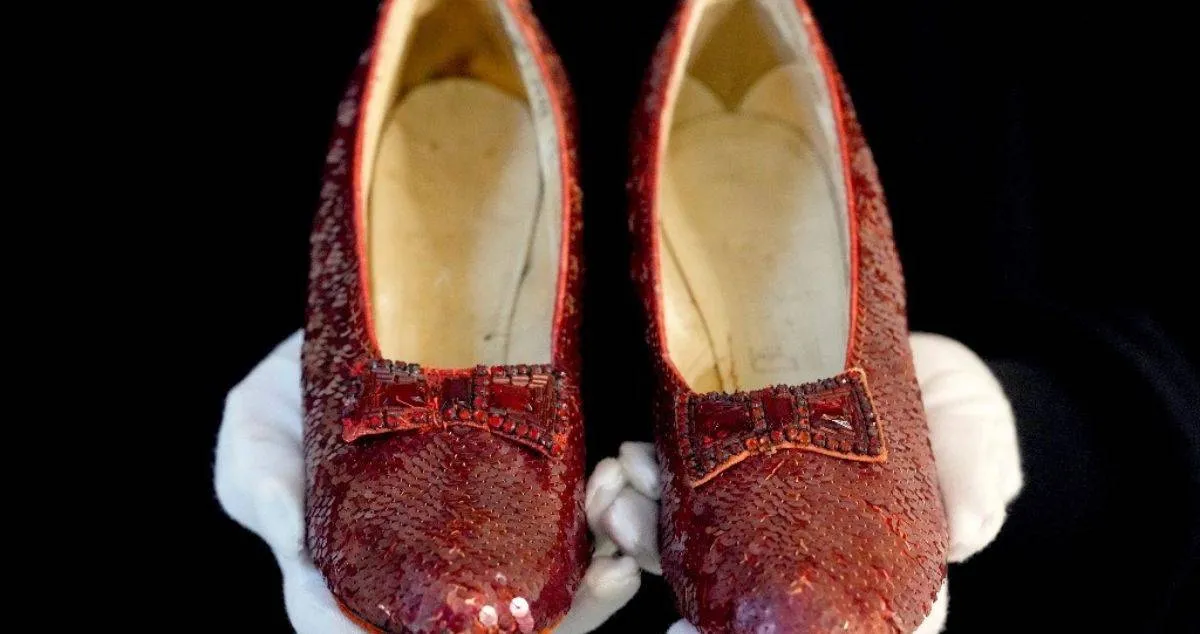 Subastarán los icónicos zapatos rojos que Judy Garland usó en ‘El Mago de Oz’