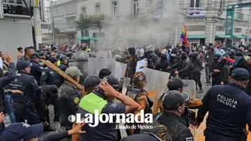 Estudiantes y policías se confrontan durante marcha del 2 de octubre en Toluca [VIDEO]
