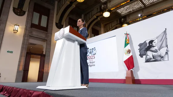 La presidenta garantizó que la reforma al 3° transitorio respeta la jurisprudencia y mantiene el derecho de amparo.
