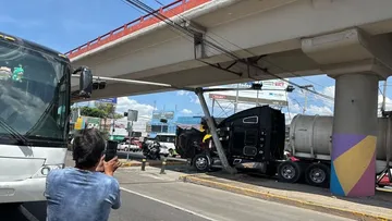 Tráiler derriba semáforo y provoca cierre en Vía Morelos