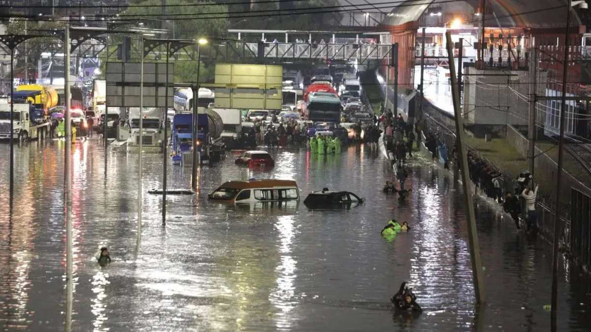 Calzada Ignacio Zaragoza quedó bajo el agua tras lluvias