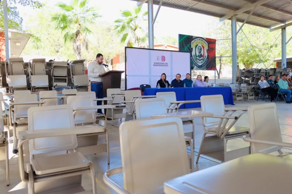 José Paz López entrega mobiliario a secundaria de Badiraguato; reitera su compromiso con la educación