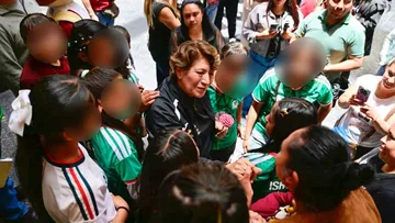 Delfina Gómez entrega kits a estudiantes para el Mundialito Escolar 2026