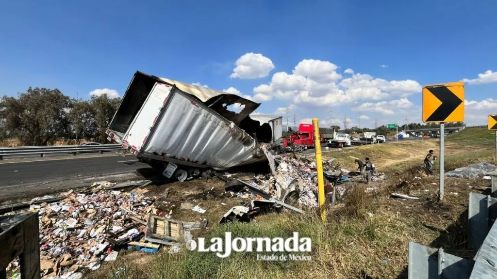 Tráiler calcinado mantiene colapsada la México-Pirámides; van más de 24 horas