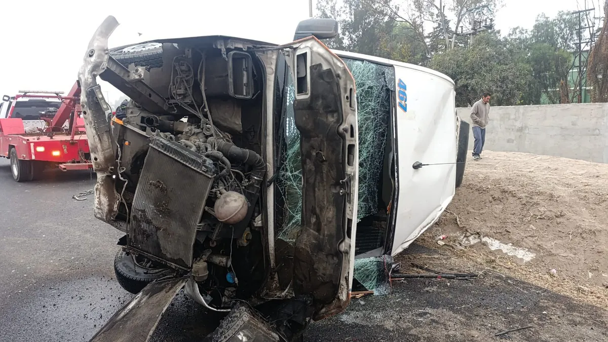 Atienden autoridades accidente de transporte público en el Circuito Exterior Mexiquense