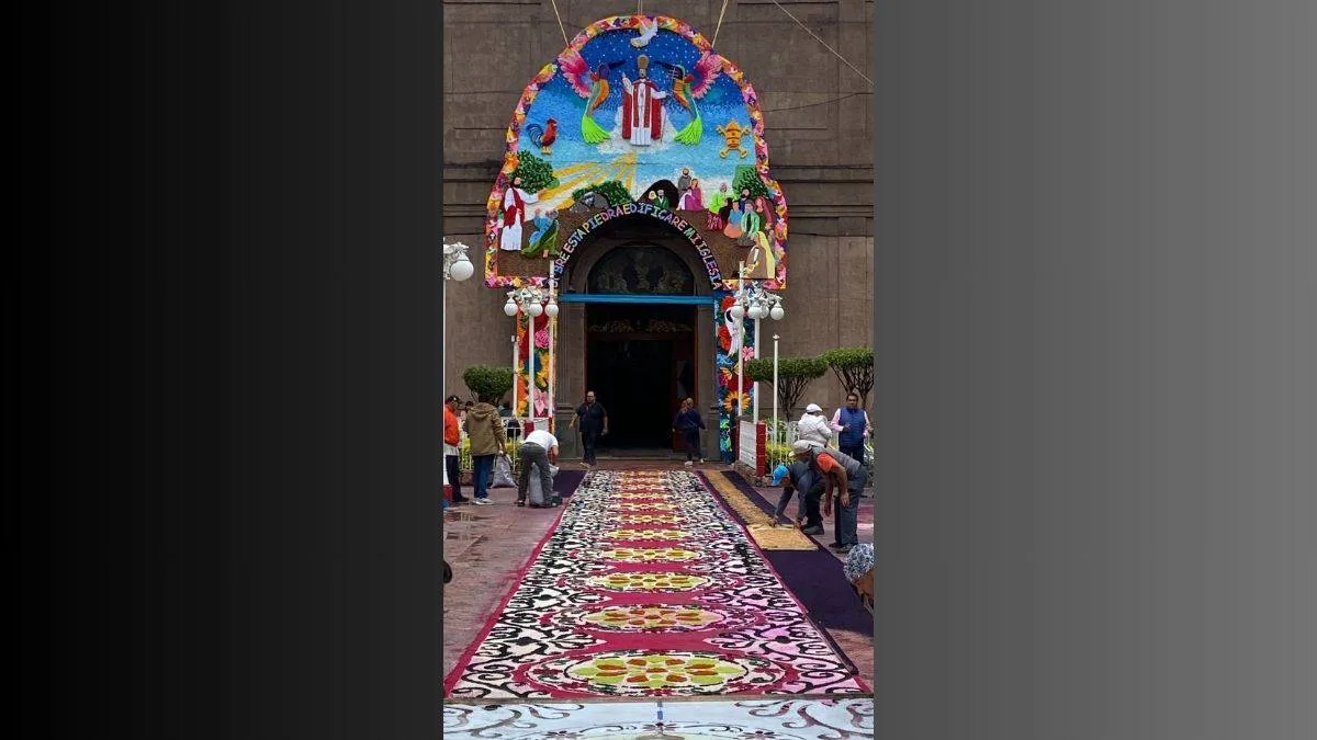 Ecatepec: Veneran a San Pedro con coloridos tapetes de aserrín