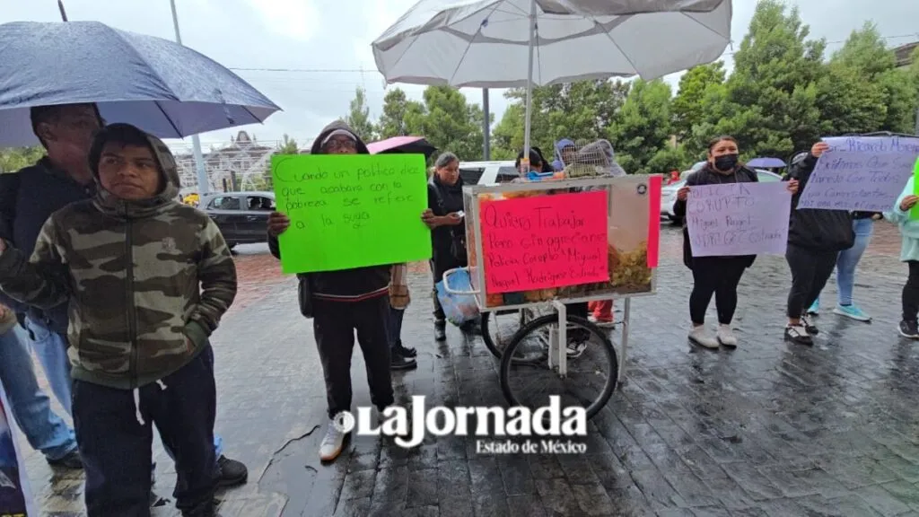 Vendedores ambulantes se manifiestan en Toluca; piden les dejen trabajar