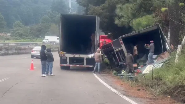 Tráiler volcado genera caos vial en la México-Toluca