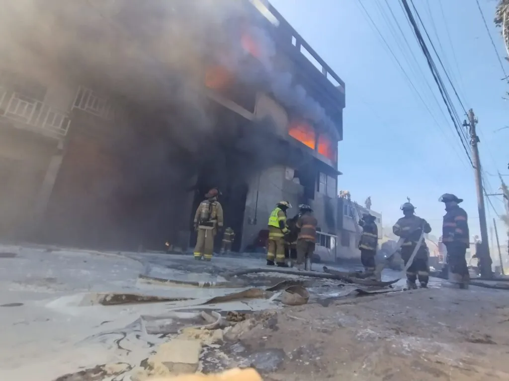 Bomberos intoxicados por incendio de fábrica en Ecatepec