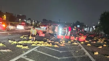El accidente, presuntamente ocasionado por el desprendimiento de una llanta, dejó la mercancía esparcida sobre la vialidad y obligó al cierre parcial de los carriles con dirección a la Ciudad de México. No se reportaron personas lesionadas.