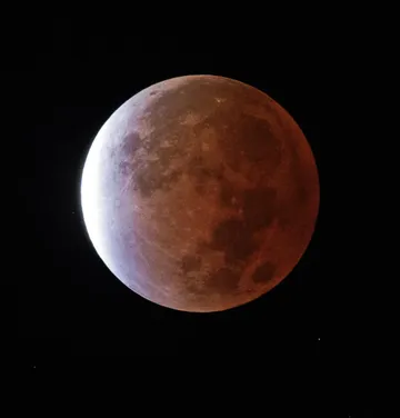 Este tipo de eclipse ocurre cuando la Tierra se interpone entre el Sol y la Luna.