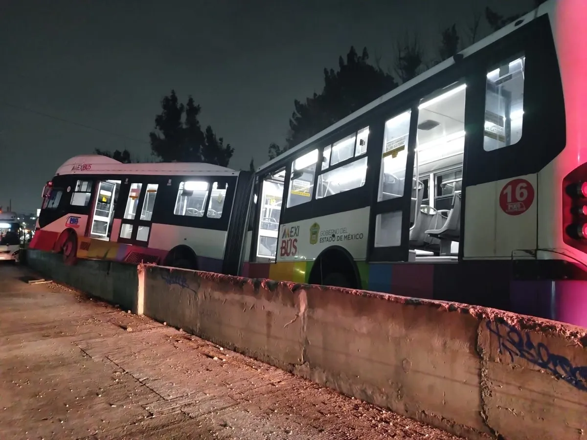 Unidad del Mexibús L4 se impacta contra muro de contención
