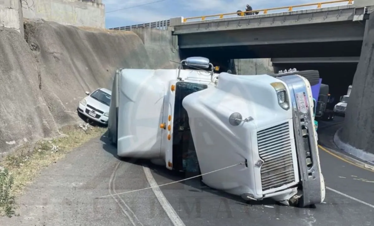 El accidente vehicular ocurrió a la altura del kilómetro 4 y provocó congestionamiento vial para quienes se dirigían hacia el Aeropuerto Internacional Felipe Ángeles (AIFA). Foto: Captura