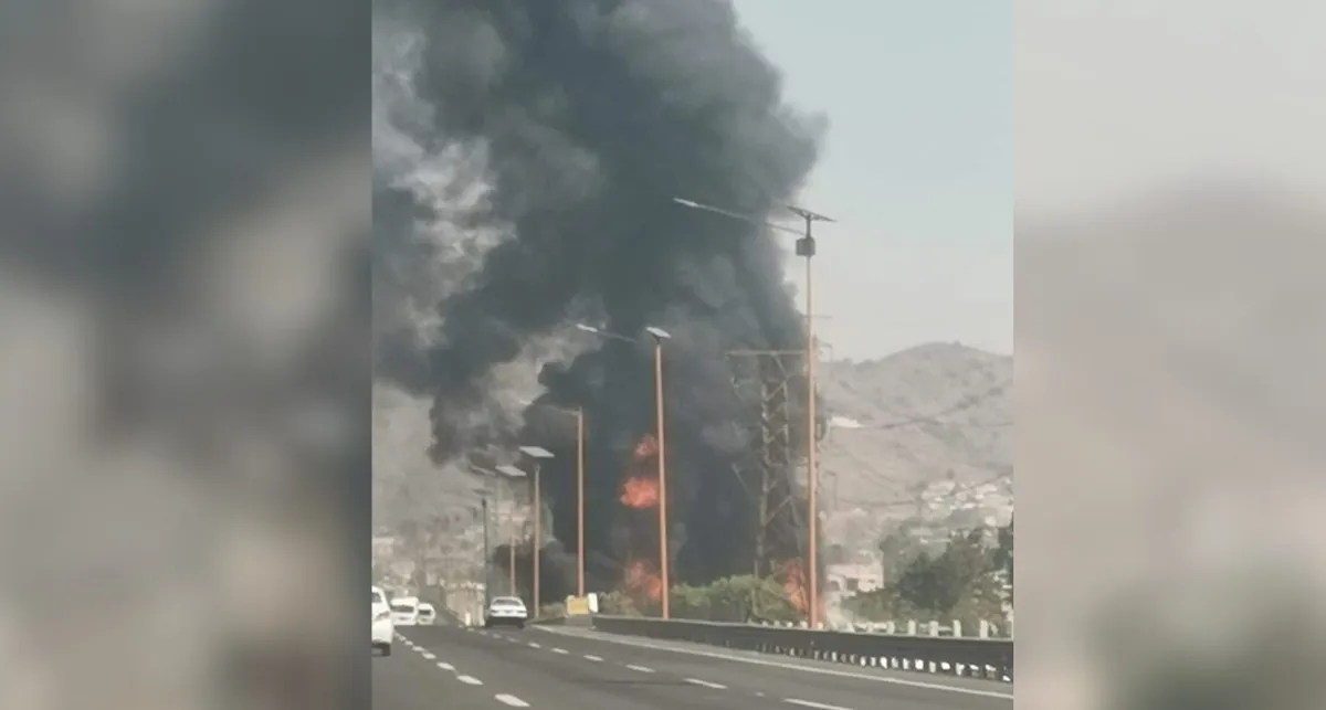 Ecatepec: Arde depósito de material reciclable en San Pedro Xalostoc