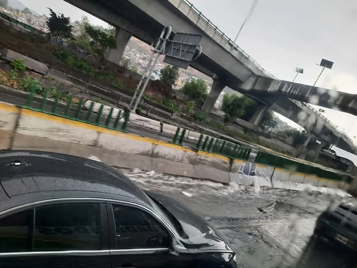 Intensa lluvia afecta vialidades en varios municipios del Valle de México