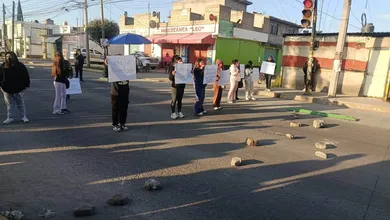 Una manifestación de padres de familia en una institución educativa movilizó a las autoridades de tránsito en la vía Dos Ríos, donde realizan labores de vigilancia y desvíos vehiculares para agilizar la circulación.