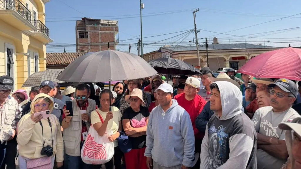 Autoridades atienden a manifestantes tras homicidio de bicitaxista en Otzolotepec