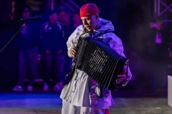 La explanada del Mercado Juárez se convirtió en escenario de una multitudinaria noche de rap; jóvenes y familias asistieron al concierto del artista mexicano.