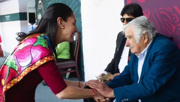 La presidenta Sheinbaum, entonces Jefa de Gobierno, saluda al hoy fallecido ex presidente de Uruguay, durante los festejos por el aniversario de la Independencia de México, en septiembre de 2022.