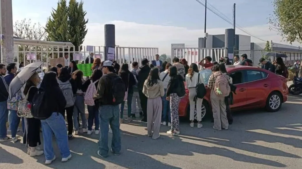 Estudiantes de la Universidad Politécnica de Cuautitlán Izcalli realizan plantón en demanda de mejoras