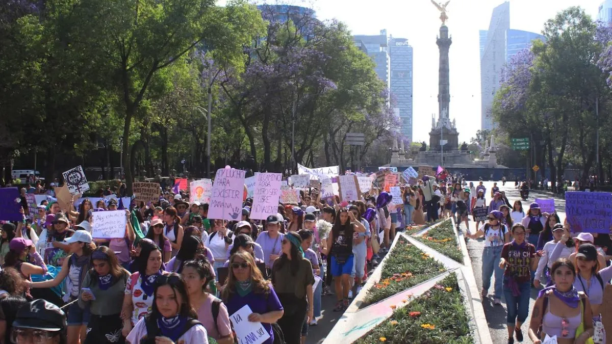 Marchan en paz en el Zócalo por el 25N; firman acuerdo nacional contra abuso
