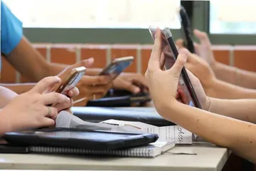 Afirma SECTI estar lista para implementar regulación de teléfonos en aulas