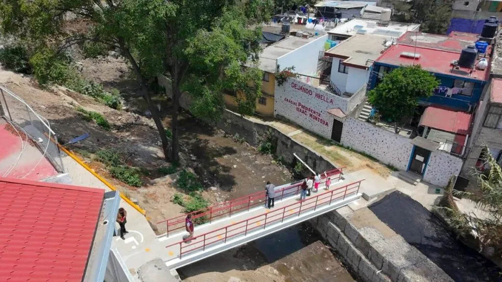 Alcalde Isaac Montoya entrega rehabilitación del puente peatonal que conecta Minas Coyote y Minas San Martín