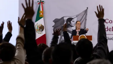 Nueva Ley de Aguas devuelve el control del recurso al Estado y busca frenar abusos, acaparamiento y mercado ilegal, afirma el gobierno.