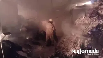[VIDEO] Sofocan incendio en una bodega en San Mateo Atenco