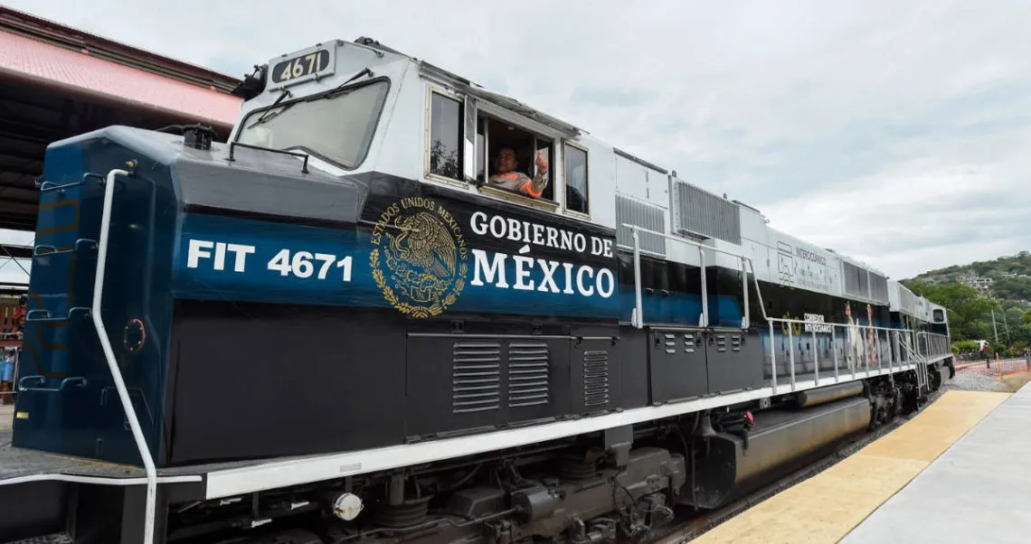 AMLO termina su sexenio con dos aeropuertos, una refinería y tres trenes; este es su legado