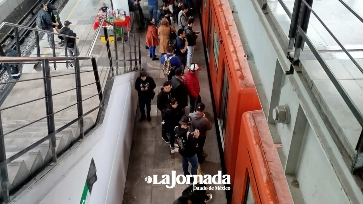 Usuarios reportaron trenes detenidos por varios minutos, marcha lenta y saturación en andenes desde temprana hora.