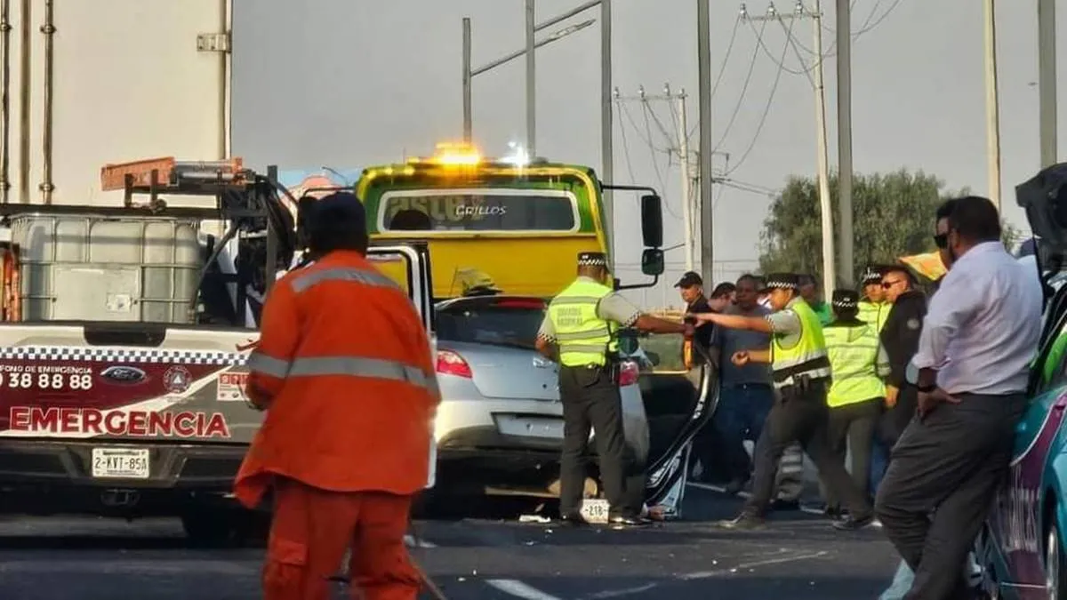 México-Pachuca: Camioneta choca contra muro de contención y tráiler; reportan heridos