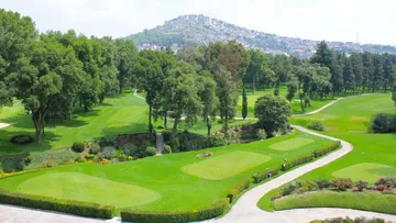 Vecinos denuncian riesgo por pelotas de golf en Atizapán; exigen medidas de protección