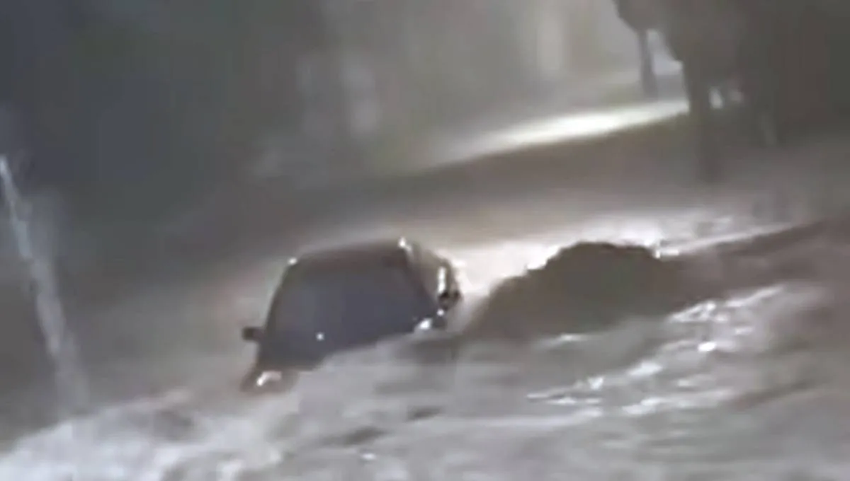 Inundación arrastra auto en Coyotepec [VIDEO]