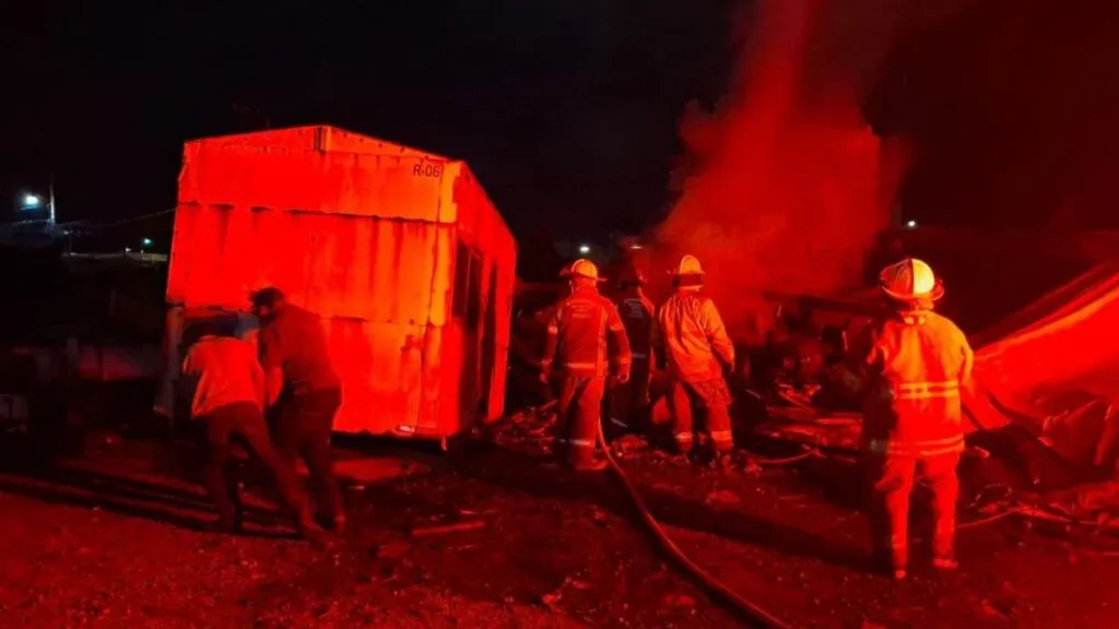 Autoridades comienzan investigación tras incendio en chatarrera en San Mateo Atenco