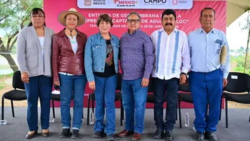 Delfina Gómez fortalece riego para productores florícolas con olla de captación