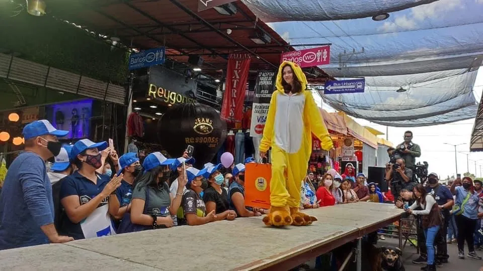 Promueven la fabricación de ropa en Chiconcuac con pasarela de moda