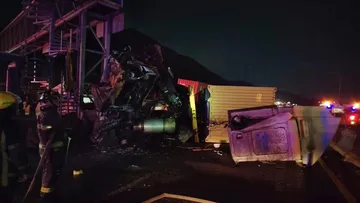 Tráiler choca, vuelca y se incendia en la Chamapa-Lechería [VIDEO]