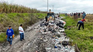 Limpian camino de Santa Juana Segunda Sección tras acumulación de basura.