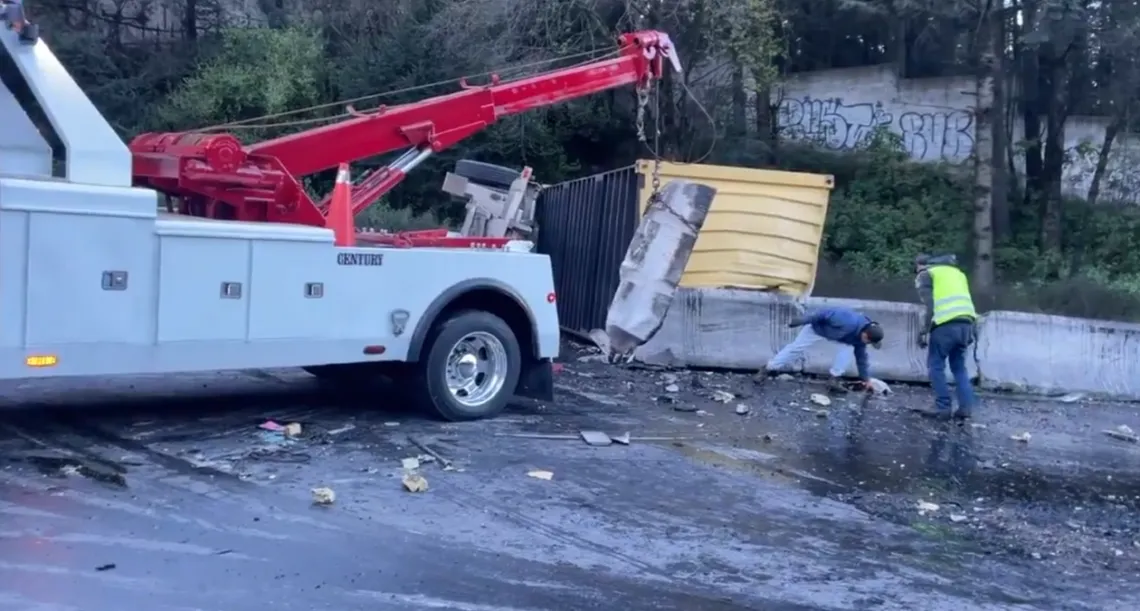 Carretera Federal México-Toluca, colapsada por accidente de tráiler