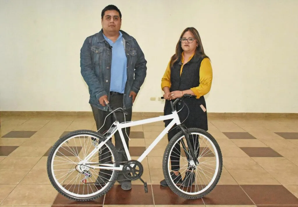 Estudiantes de Jiquipilco crean bicicleta que produce energía eléctrica